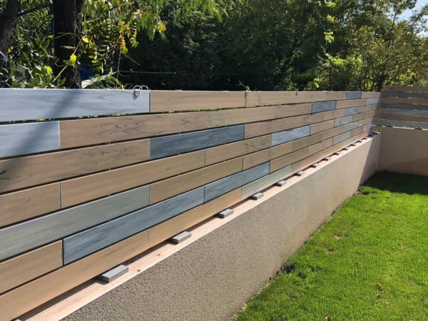 cloture-pvc-brise-vue-multicolore-sur-muret-chloris-pleine-photo-proche