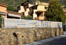 cloture-pvc-brise-vue-multicolore-sur-muret-en-pierre-chloris-pleine