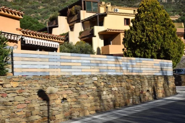 cloture-pvc-brise-vue-multicolore-sur-muret-en-pierre-chloris-pleine