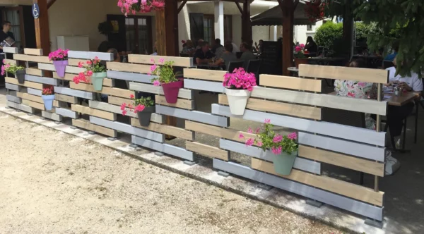 cloture-pvc-brise-vue-multicolore-terrasse-restaurant-chloris-personnalisee