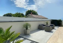 clôture de petite hauteur posée sur un muret crépis avec des couvertines en aluminium grises anthracites