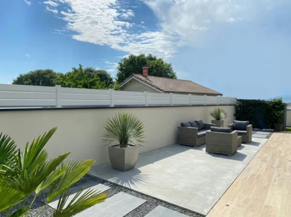 clôture de petite hauteur posée sur un muret crépis avec des couvertines en aluminium grises anthracites