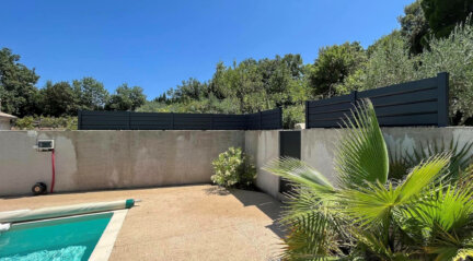 Clôture en pvc gris anthracite brise-vue en bord de piscine