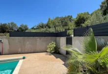 cloture-pvc-gris-anthracite-en-bord-de-piscine-magma