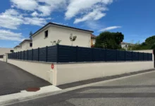 cloture-pvc-gris-anthracite-installation-sur-muret-existant-magma