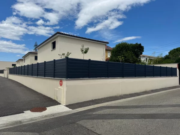 cloture-pvc-gris-anthracite-installation-sur-muret-existant-magma