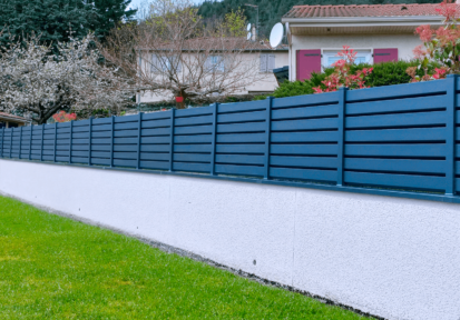 Clôture moderne en pvc gris anthracite brise-vue pour aménager votre extérieur