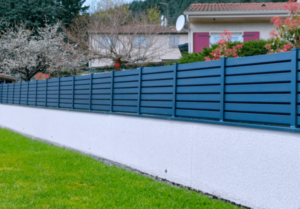 Clôture moderne en pvc gris anthracite brise-vue pour aménager votre extérieur