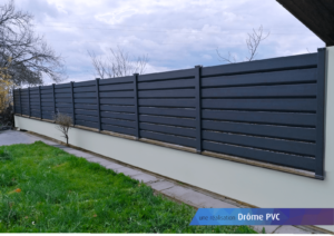 Clôture moderne en pvc gris anthracite brise-vue pour aménager votre extérieur