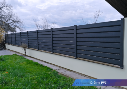 Clôture moderne en pvc gris anthracite brise-vue pour aménager votre extérieur