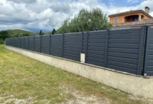 cloture-pvc-gris-anthracite-installee-sur-muret-magma