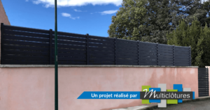 Clôture moderne en pvc gris anthracite brise-vue pour aménager votre extérieur