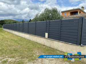 Clôture moderne en pvc gris anthracite brise-vue installée sur muret