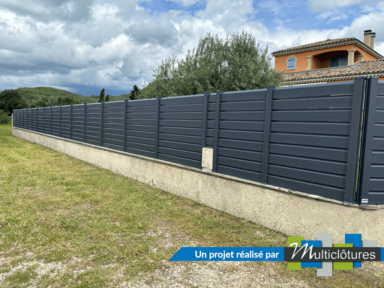 Clôture moderne en pvc gris anthracite brise-vue installée sur muret