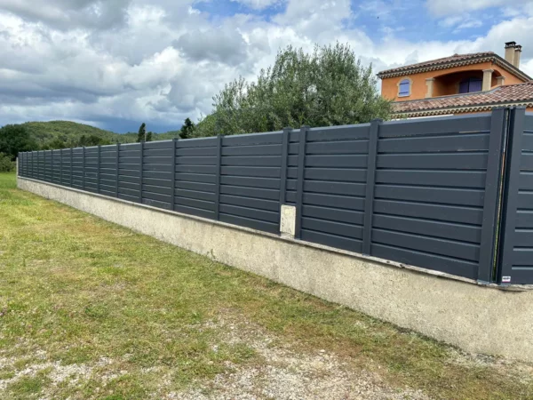 cloture-pvc-gris-anthracite-installee-sur-muret-magma
