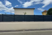 cloture-pvc-gris-anthracite-pose-sur-muret-magma
