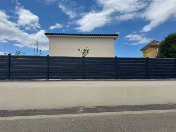 cloture-pvc-gris-anthracite-pose-sur-muret-magma