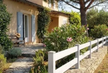 clôture ranch en PVC gris clair posée dans un jardin provençal