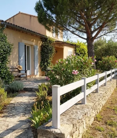 clôture ranch en PVC gris clair posée dans un jardin provençal