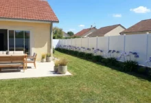 clôture mitoyenne fixée sur un petit soubassement béton