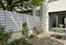 clôture en pvc gris clair dans un petit jardin ombragé