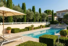 Clôture d'ornement à une seule lame installée pour habiller un mur autour d'une piscine