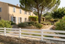 barrière blanche autour d'une maison de campagne