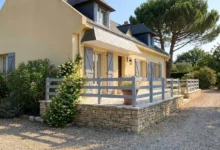 clôture très ajourée en pvc gris clair sur la terrasse d'une maison colorée