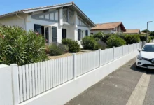 clôture en barreaudage pvc blanc dans le jardin d'une résidence côtière