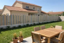 Clôture sur muret dans un lotissement autour d'une maison récente