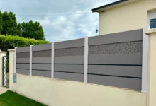 Clôture brise vue en composite couleur cendre avec bandeau imprimable installée sur un muret d'une maison