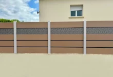 Clôture brise vue en composite couleur sable avec bandeau imprimable installée sur un muret d'une maison
