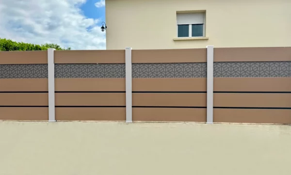 Clôture brise vue en composite couleur sable avec bandeau imprimable installée sur un muret d'une maison