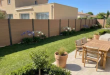 Clôture brise-vue en composite sceller en pleine terre dans le jardin de maisons récentes