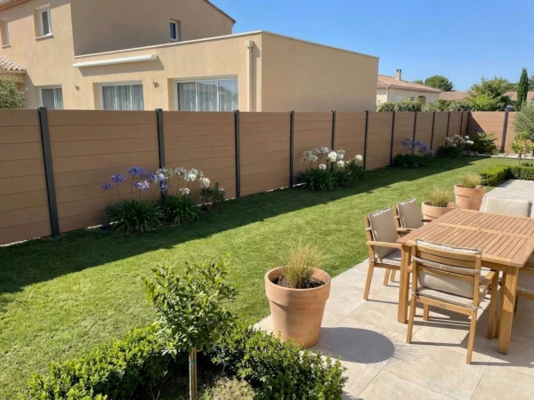 Clôture brise-vue en composite sceller en pleine terre dans le jardin de maisons récentes