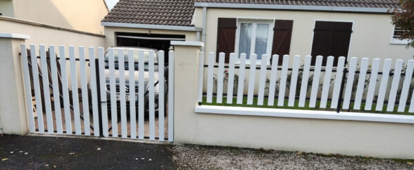 Rénovation d'un portail et d'une clôture sur muret avec les lames pvc blanc de 100 mm de large et 20 mm de hauteur