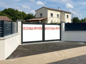 portail-aluminium-battant-blanc-brise-impression-feuillage-rose-heracles