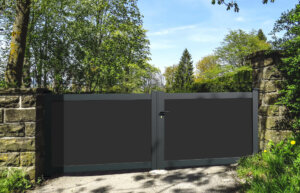 Portail battant en aluminium non motorisable occultant composé d'une impression gris anthracite sur un panneau aluminium composite (Dibond)