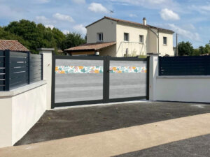 portail-aluminium-battant-gris-brise-impression-feuillage-multicolore-heracles