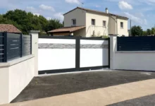 portail-aluminium-coulissant-blanc-brise-impression-briques-blanches-heracles