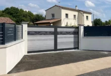 portail-aluminium-coulissant-gris-brise-impression-vague-heracles