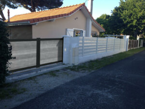 Portail coulissant non motorisable en aluminium brise-vue installé avec des lames pvc horizontales grises