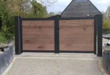 portail-battant-aluminium-brise-vue-installe-impression-bois-virtuose