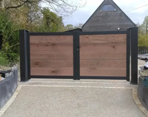 portail-battant-aluminium-brise-vue-installe-impression-bois-virtuose