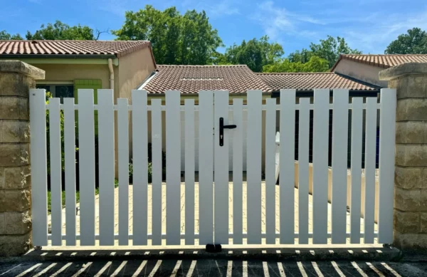 portail-pvc-battant-ajouree-avec-cloture-blanc-frequence