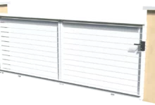 portail-pvc-coulissant-ajoure-blanc-verso-achille-e1748876005614