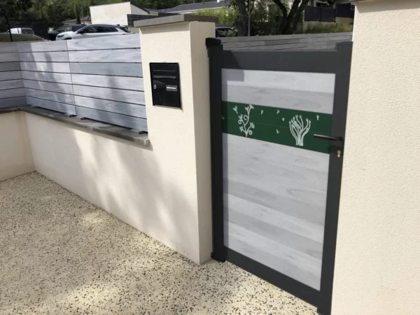 portillon-cadre-aluminium-pvc-brise-vue-blanc-impression-moderne-heracles-impression-herbaces