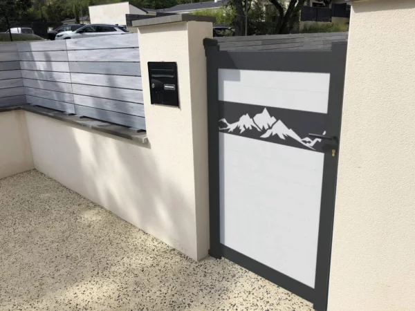portillon-cadre-aluminium-pvc-brise-vue-blanc-impression-moderne-heracles-impression-montagne