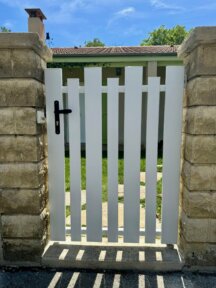 Portillon en pvc blanc ajouré avec différentes hauteurs et largeurs de lames