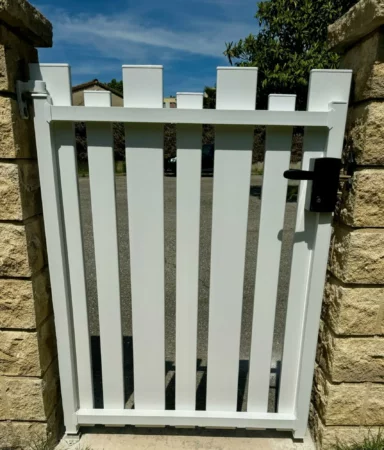 portillon-pvc-ajouree-blanc-verso-frequence-scaled-e1744787285936